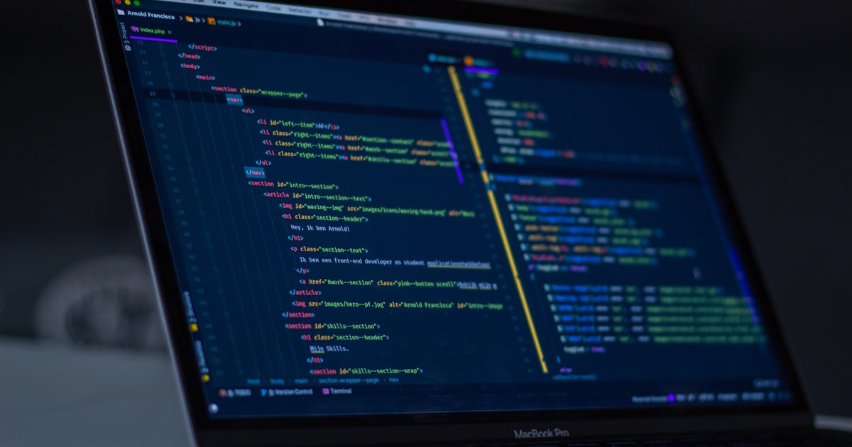 Software la comandă vs. soluții de raft: când merită investiția